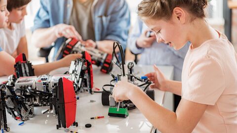 Mädchen baut einen digitalisierten Roboter. Mädchen baut einen digitalisierten Roboter.