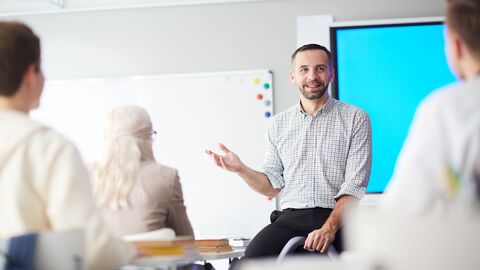 Lehrer vor einer Klasse