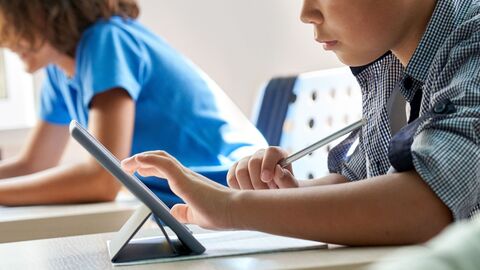 Kinderhand an einem Tablet Kinderhand an einem Tablet