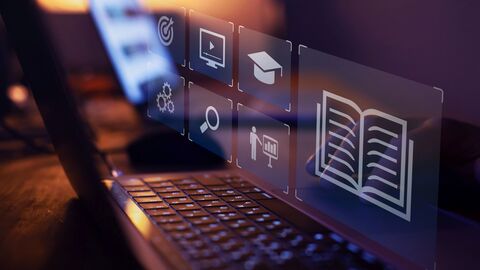 Verschiedene Anwendungsicons auf einem Laptop Verschiedene Anwendungsicons auf einem Laptop