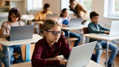 Schülerinnen und Schüler lernen im Unterricht an Laptops. Schülerinnen und Schüler lernen im Unterricht an Laptops.