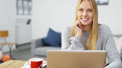 Junge Frau sitzt an einem Laptop. Junge Frau sitzt an einem Laptop.
