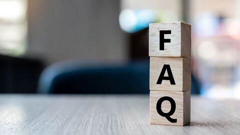 Drei übereinander gestapelte Würfel, auf denen die Buchstaben FAQ stehen. Drei übereinander gestapelte Würfel, auf denen die Buchstaben FAQ stehen.