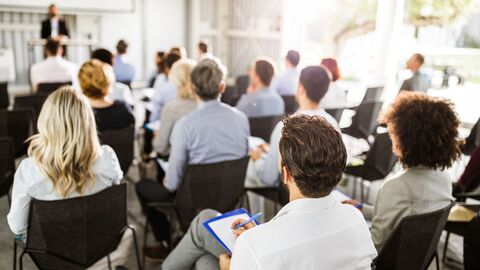 Menschen hören sich einen Vortrag an.