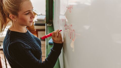 Schülerin schreibt etwas an einem Smartboard. Schülerin schreibt etwas an einem Smartboard.