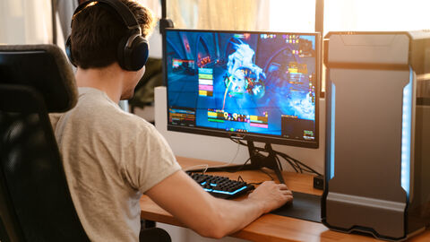 Ein Junge spielt ein Videospiel an seinem Computer.