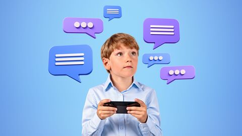 Junge chattet am Handy. Um seinen Kopf herum sind Sprechblasen zu sehen. Junge chattet am Handy. Um seinen Kopf herum sind Sprechblasen zu sehen.