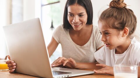 Mutter erklärt der Tochter etwas am Laptop. Mutter erklärt der Tochter etwas am Laptop.