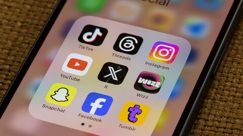 Ein Smartphone, auf dem viele Social-Media-Apps abgebildet sind Ein Smartphone, auf dem viele Social-Media-Apps abgebildet sind