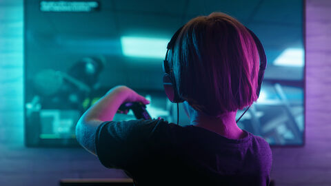 Ein Junge spielt an einer Konsole.