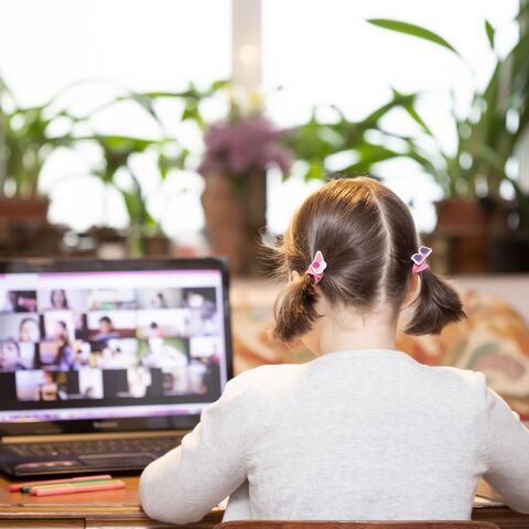 Mädchen nimmt zu Hause am Unterricht, der als Videokonferenz stattfindet, teil. Mädchen nimmt zu Hause am Unterricht, der als Videokonferenz stattfindet, teil.